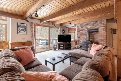 The Foxy Getaway! Sleeps 10 with AC!