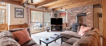 The Foxy Getaway! Sleeps 10 with AC!