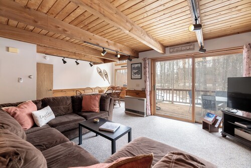 The Foxy Getaway! Sleeps 10 with AC!