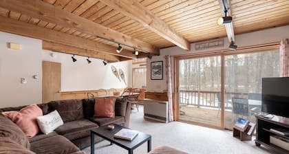 The Foxy Getaway! Sleeps 10 with AC!