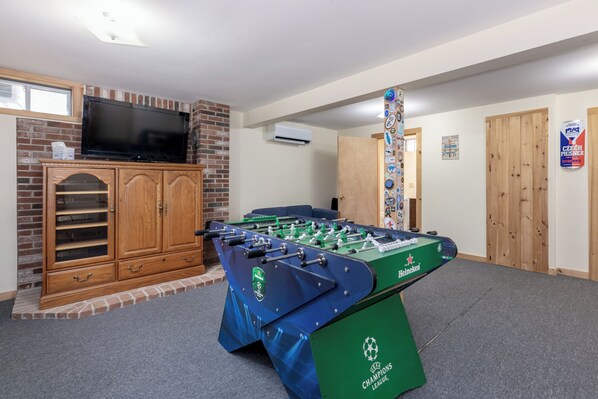 Games room - The Foxy Getaway! Sleeps 10 with AC! (Bartlett)