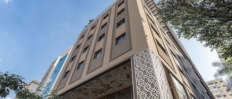 Un immeuble de grande hauteur, doté de nombreux étages, de grandes fenêtres et d’une façade au design original.