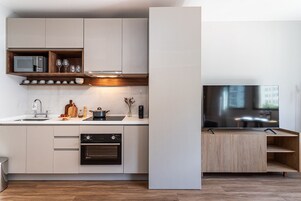 舒适开间 | 私人厨房 | 大冰箱、微波炉、炉灶、茶具/咖啡用具