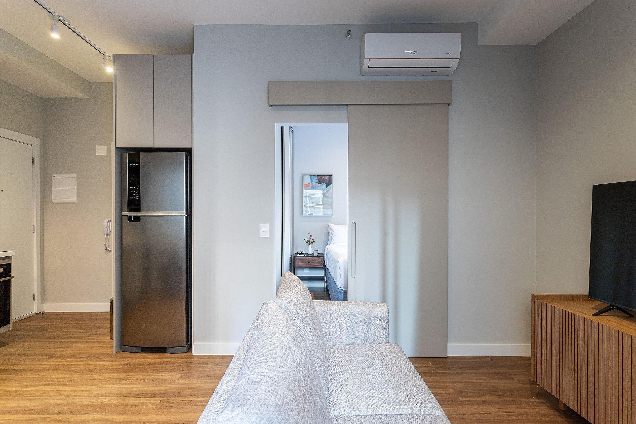 Exclusief appartement | Woonruimte | Een 40-inch smart-tv met digitale zenders