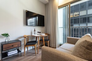 Elite Studio | Living area | 32-inch Smart TV with digital channels - Ayra Higienópolis - Apartamentos mobiliados com excelente vista e localização (São Paulo)
