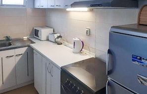 Refrigerador, horno, placa de cocina, cafetera/tetera