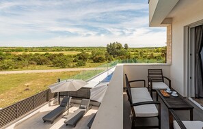 Outdoor dining - Luxurious home in Vrsi with sauna (Vrsi)