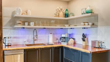 Fridge, microwave, dishwasher, coffee/tea maker