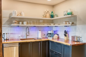 Refrigerador, microondas, lavavajillas y cafetera y tetera