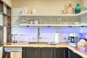 Kjøleskap, mikrobølgeovn, oppvaskmaskin og kaffetrakter/tekoker