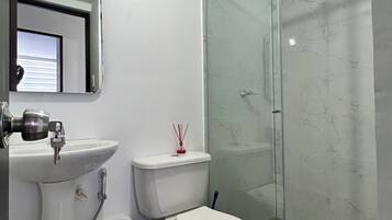 Håndklær, såpe og toalettpapir