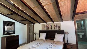 4 soverom, strykejern/-brett, internettilgang og sengetøy