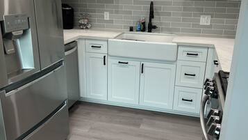 Micro-ondes, four, plaque de cuisson, lave-vaisselle