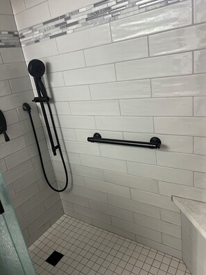 Dusche, Haartrockner, Handtücher, Toilettenpapier