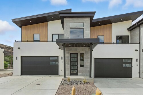 Gorgeous 4-bedroom condo with AC and private hot tub in Hurricane. NO CHORES!