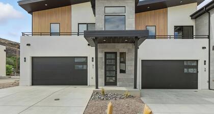 Gorgeous 4-bedroom condo with AC and private hot tub in Hurricane. NO CHORES!