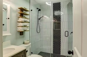 Dusche, Haartrockner, Handtücher, Seife