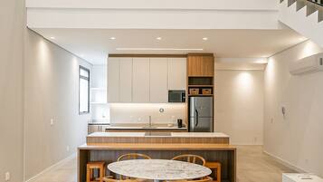 Exclusive Duplex, 1 Queen Bed | Dining