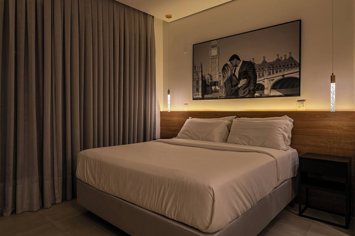 Tabla de planchar con plancha, wifi gratis y ropa de cama