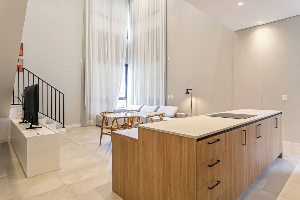 Alloggio Exclusive su due livelli | Area soggiorno | Smart TV 42 pollici con canali digitali