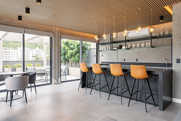 42-inch Smart TV with digital channels - First Residencial Multifuncional by Viva - Conforto e Fácil Acesso às Melhores Praias de Floripa (Florianópolis)