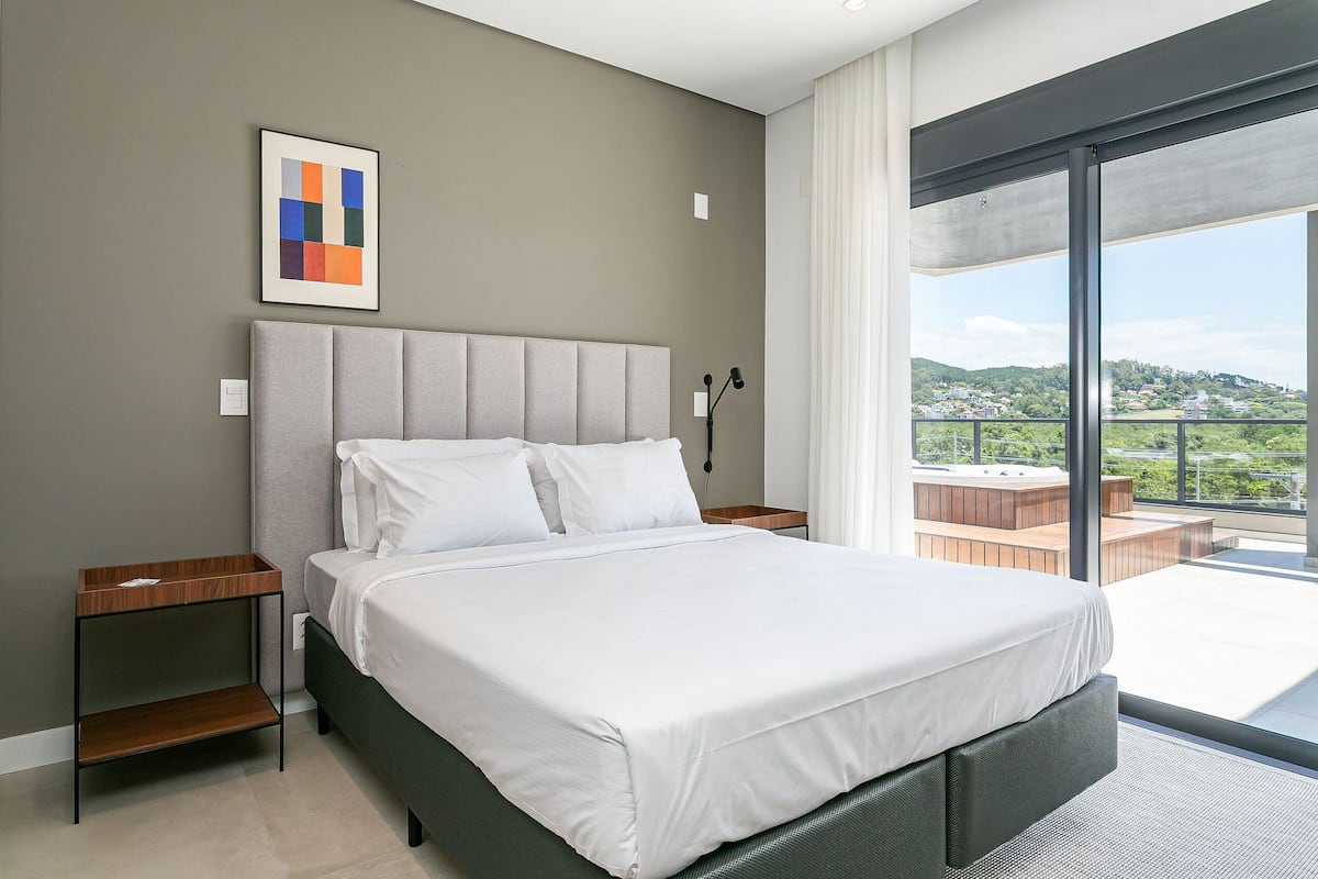 Premium Studio | Laptop workspace, iron/ironing board, free WiFi, bed sheets