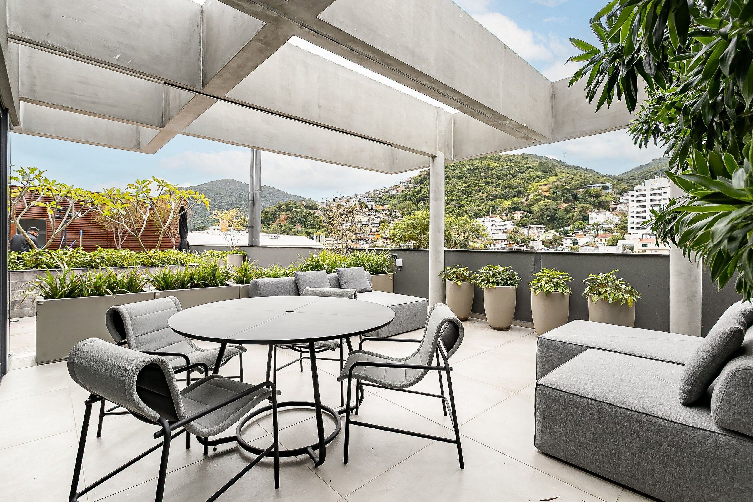 Grand Apartment | Outdoor dining