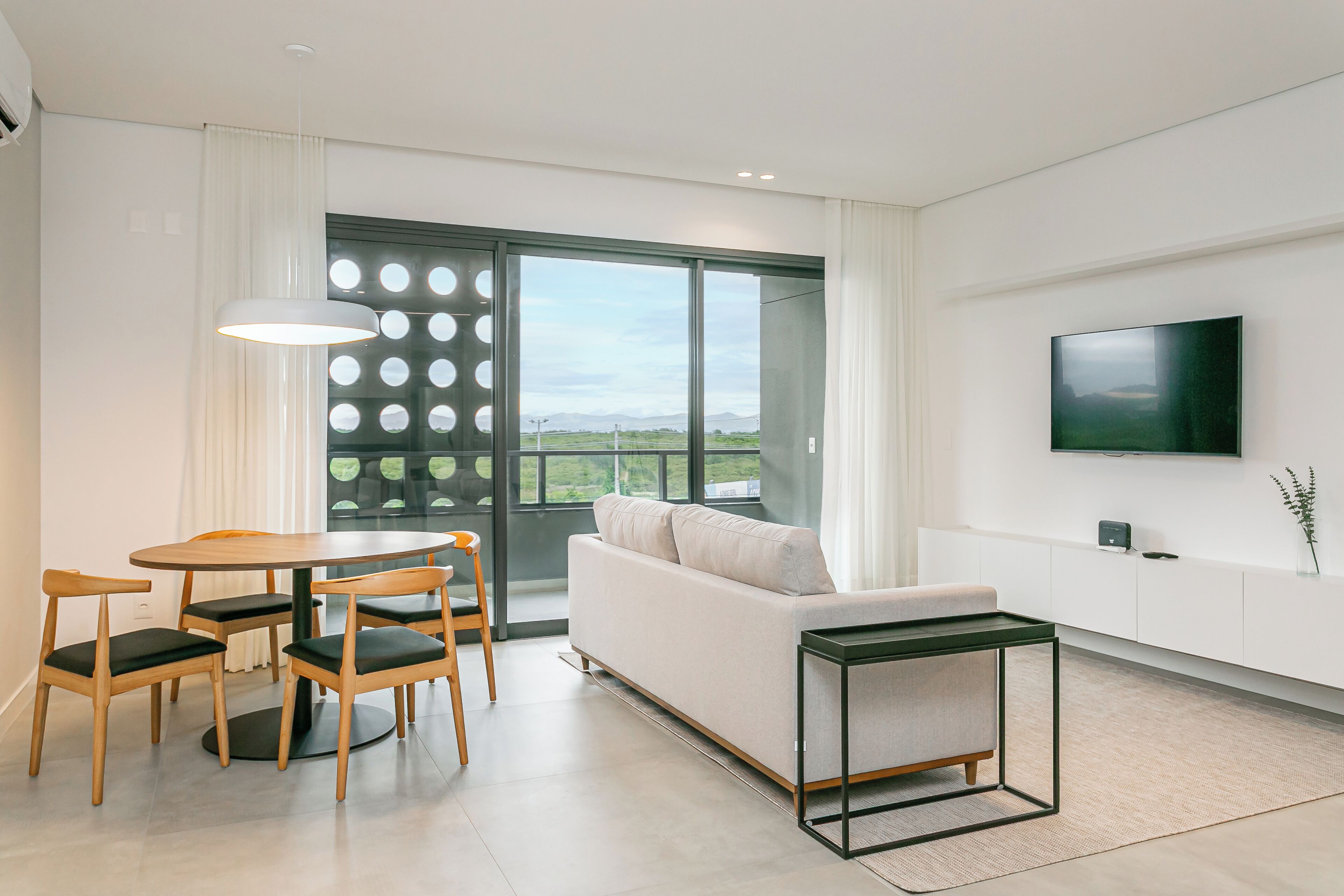 Apartamento grand | Área de estar | Smart TV 42 polegadas com canais digitais