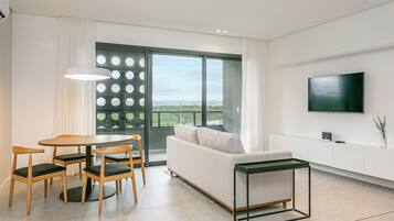 Apartamento grand | Área de estar | Smart TV 42 polegadas com canais digitais