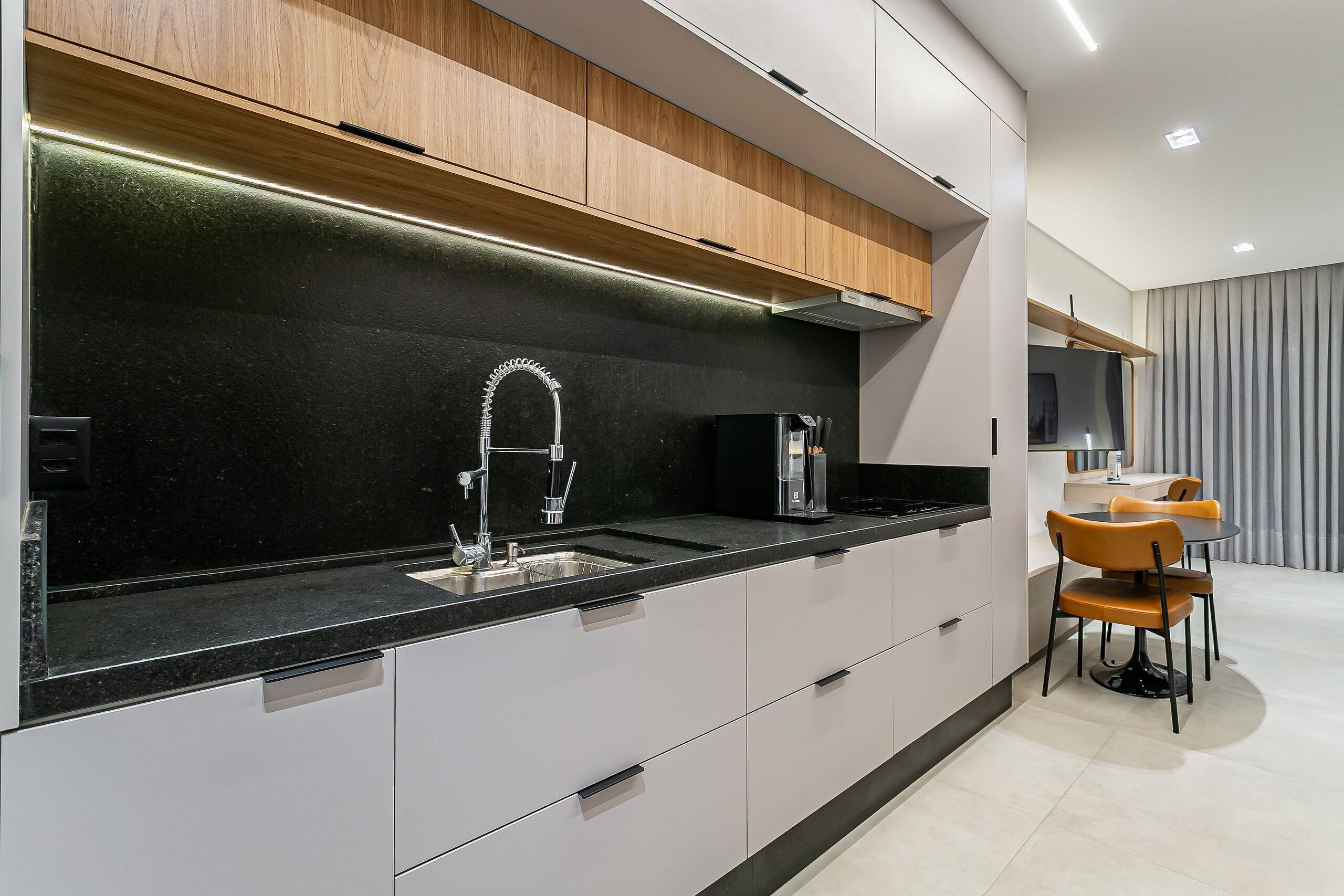Estudio junior | Cocina privada | Frigorífico grande, microondas, cafetera o tetera y utensilios de cocina