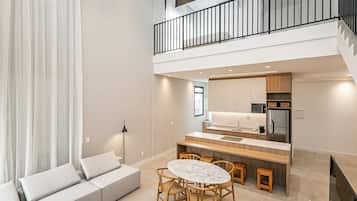 独特复式, 1 张大床 | 起居区 | 42-英寸智能电视(配备数码频道)