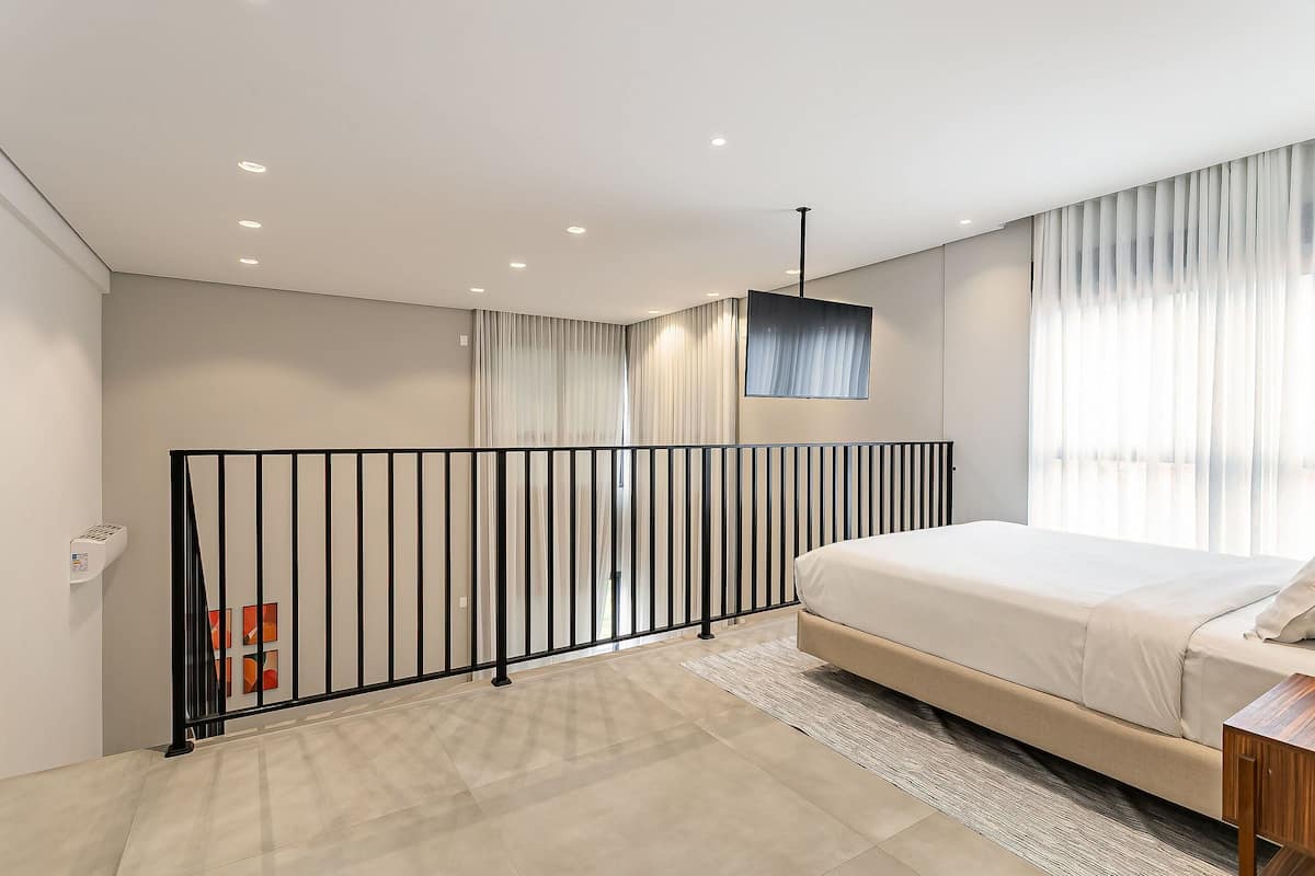Exklusiv duplex - 1 queensize-säng | Arbetsyta för laptop, strykjärn/strykbräda, gratis wi-fi och sängkläder