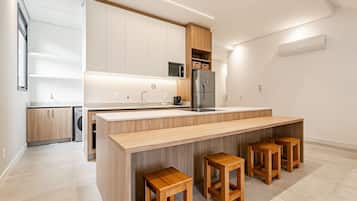 Exclusive Duplex, 1 Queen Bed | Private kitchen | Full-size fridge, microwave, coffee/tea maker, cookware/dishes/utensils
