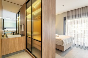 City Studio, 1 Queen Bed | Iron/ironing board, free WiFi, bed sheets