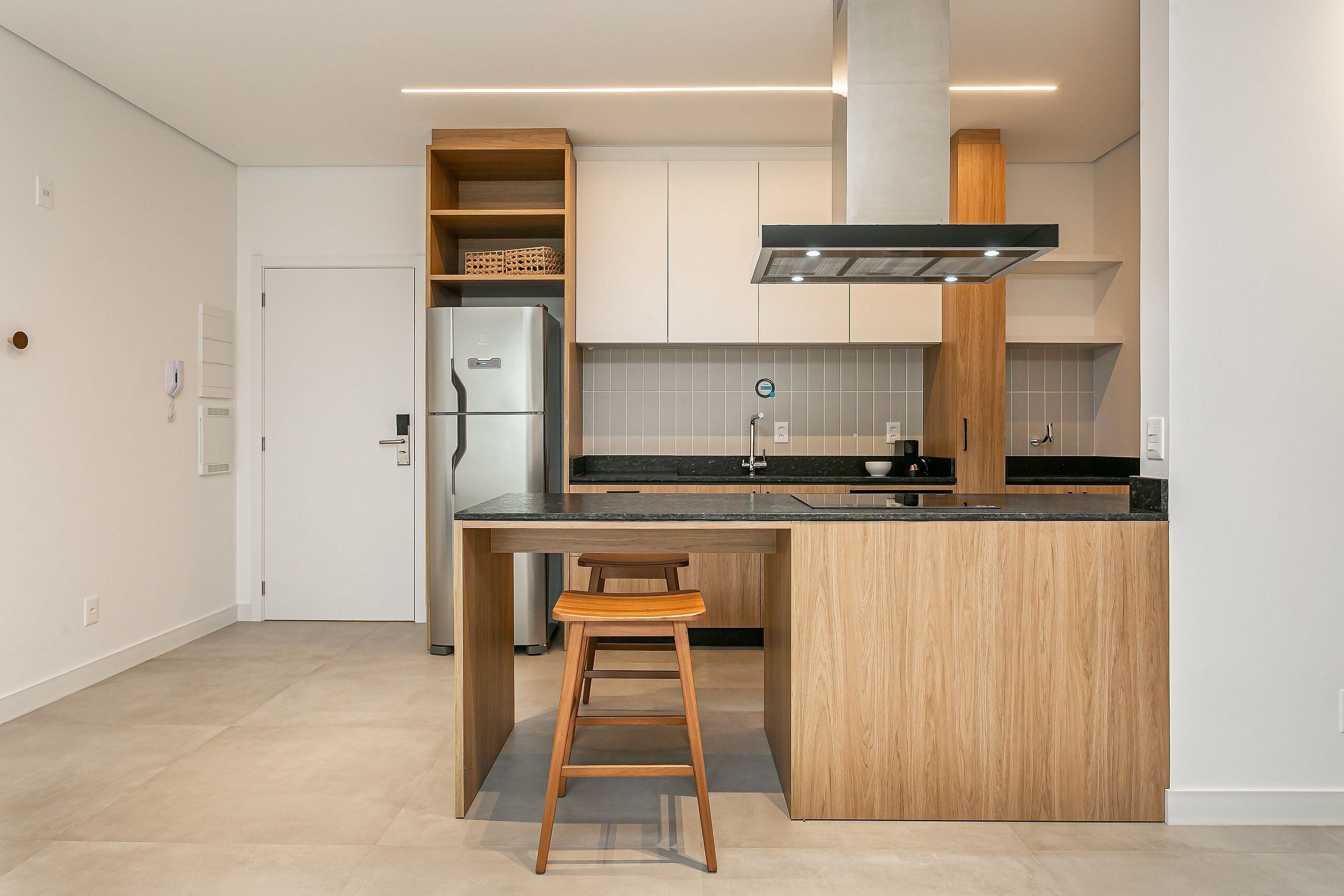 Apartament Grand | Cuina privada | Frigorífic gran, microones i cafetera i tetera 