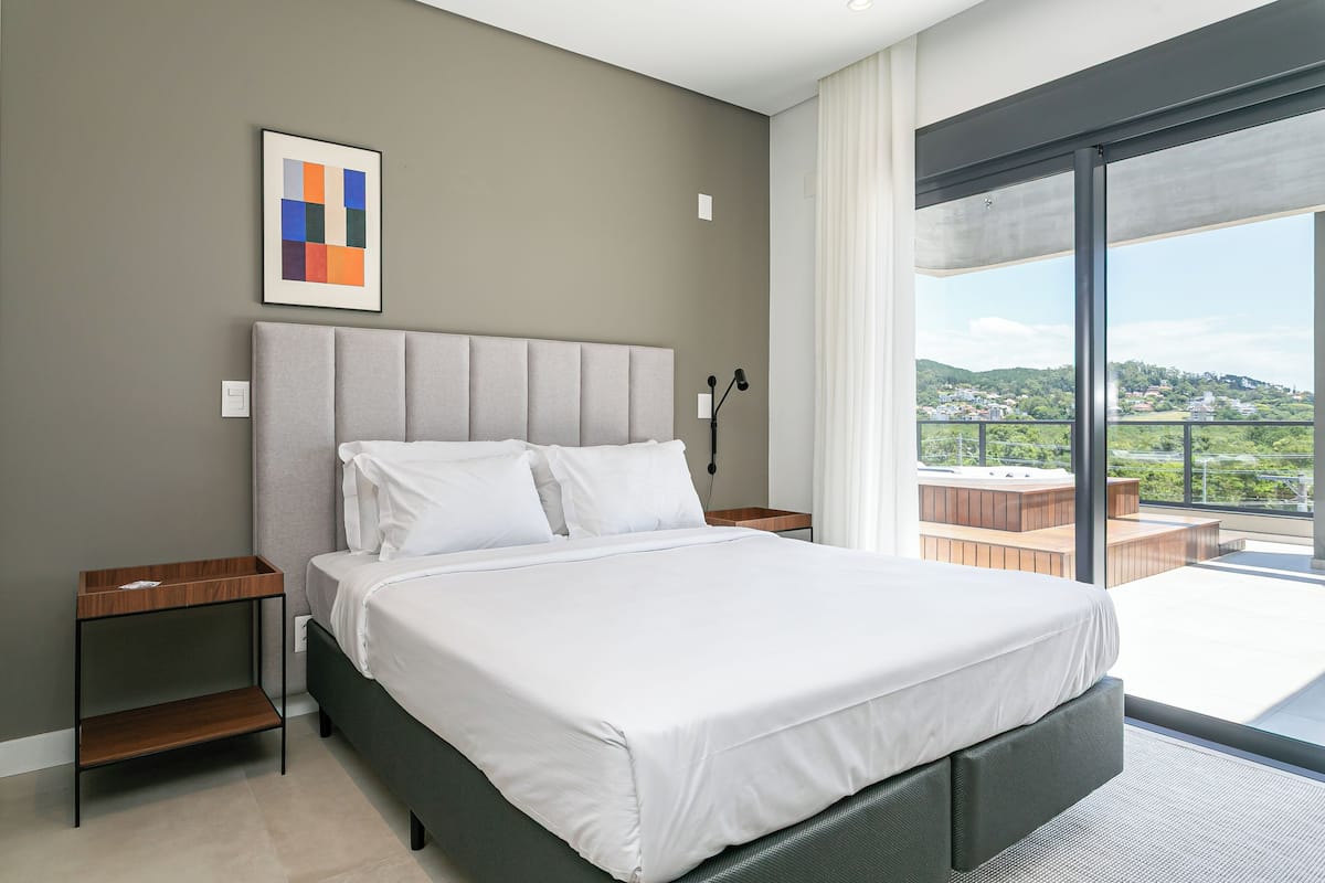 Espacio para trabajar con laptop y tabla de planchar con plancha