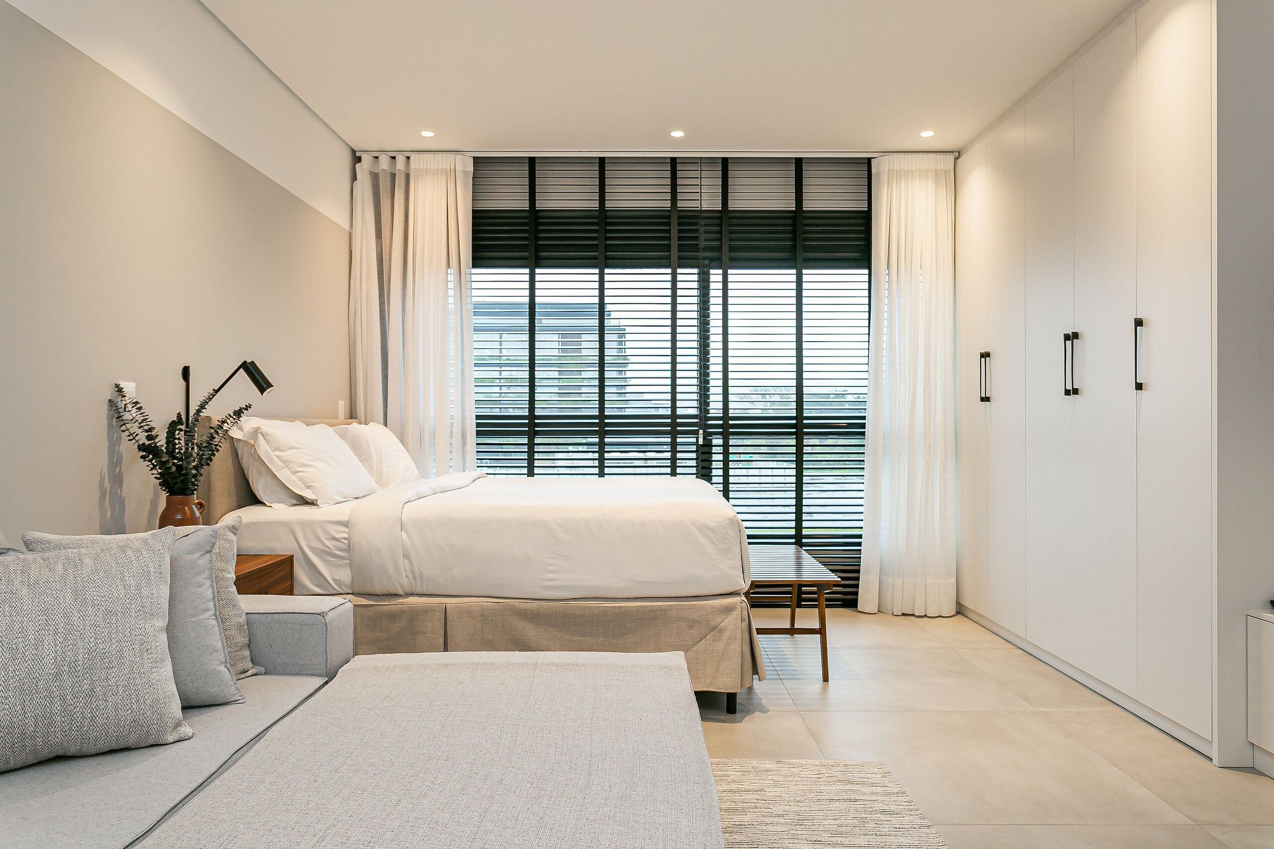 Estudio junior, 1 cama de matrimonio | Espacio para trabajar con un portátil y tabla de planchar con plancha