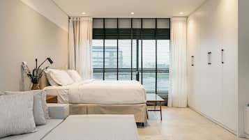 Estudio junior, 1 cama de matrimonio | Espacio para trabajar con un portátil y tabla de planchar con plancha
