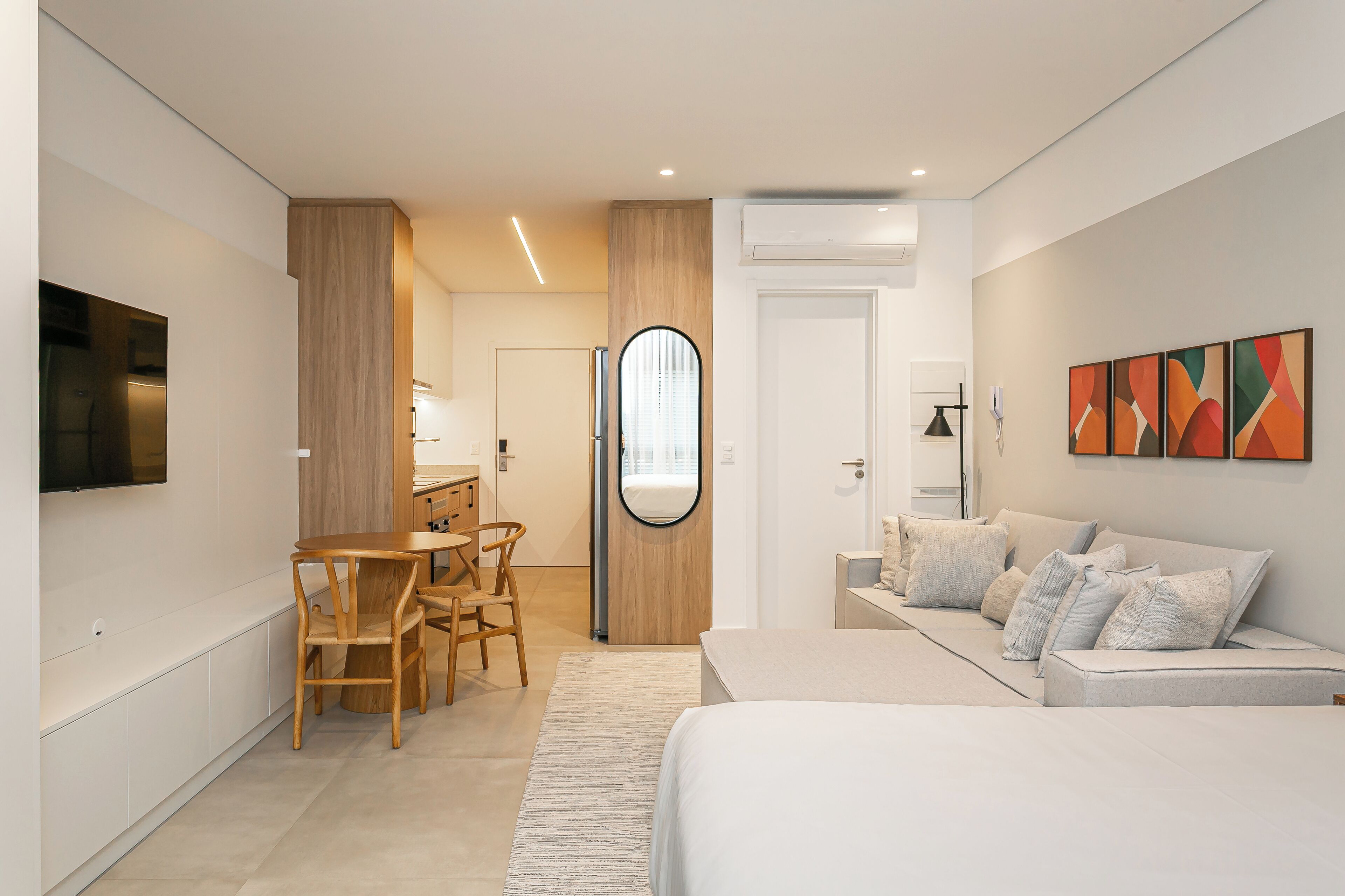 Studio – junior, 1 queensize-seng | Oppholdsområde | En 42-tommers smart-TV med digitale kanaler