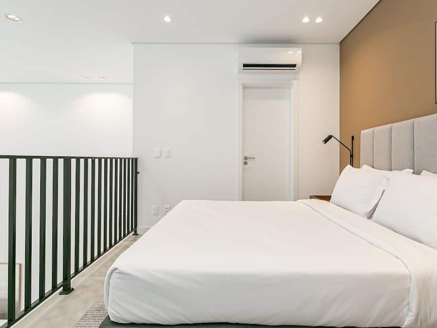 Apartamento Confort | Espacio para trabajar con un portátil y tabla de planchar con plancha