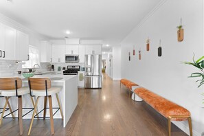 Een koelkast, een microgolfoven, een oven, een kookplaat