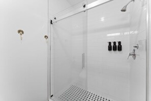 Dusche, Haartrockner, Bidet, Handtücher