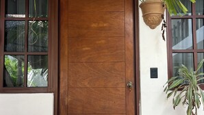 A wooden door with a sign above it that reads "ESTE." - Marvin Suites (Isla Holbox)