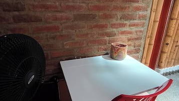 Room, 1 Bedroom | Dining room