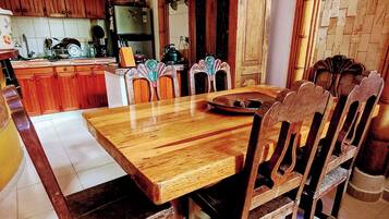 Room, 1 Bedroom | Dining room