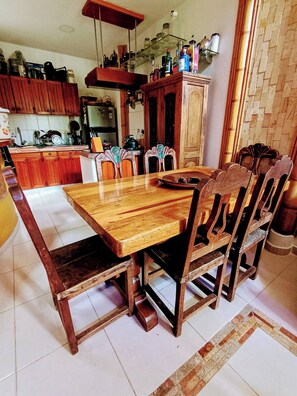 Room, 1 Bedroom | Dining room