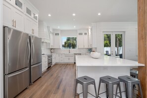 冷蔵庫、電子レンジ、オーブン、コンロ