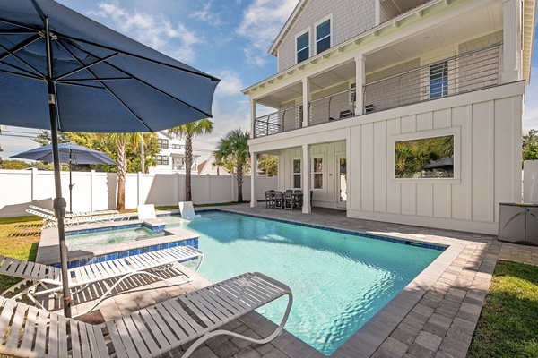 Resort Style Pool & Spa