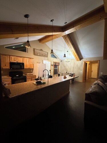 Secluded Cabin on 30 acres w 2 BR 2 baths