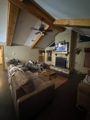 Smart TV, fireplace, stereo